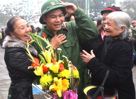 Bà, mẹ ôm con chia tay trước khi vào quân ngũ.