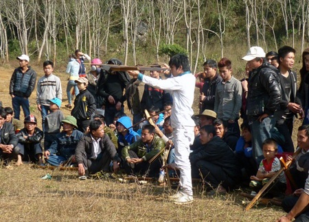 Tưng bừng khai hội Hang Bua - 6 Phần hội với nội dung thi bắn nỏ thu hút các nam thanh nữ tú.