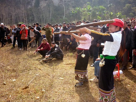 Tưng bừng khai hội Hang Bua - 7 Phần hội với nội dung thi bắn nỏ thu hút các nam thanh nữ tú.