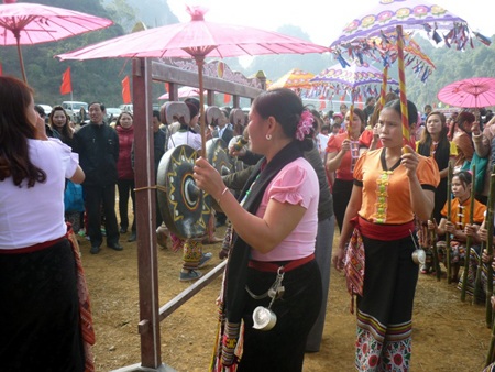 Thi đánh cồng chiêng.