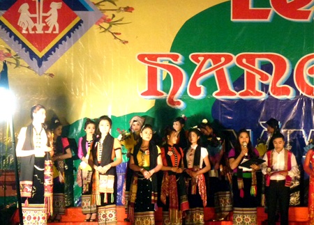 Về với Lễ hội Hang Bua không thể thiếu màn trình diễn, biểu diễn và thi người đẹp.