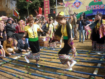 Phần nhảy sạp thi hút các bạn trẻ.