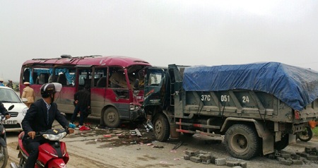 Hiện trường vụ tai nạn chiếc xe khách phát nổ sau đó mất lái rồi đâm vào xe tải đi ngược chiều.