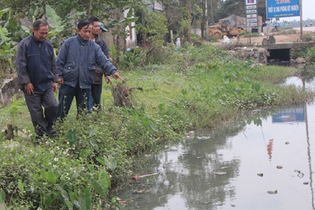 Mương nước đổ ra bay mùi hôi th