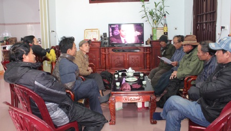 Mương nước đổ ra bay mùi hôi th