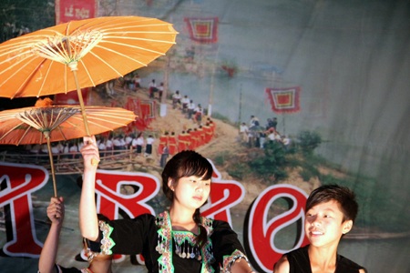 Hay là màn hát xướng, biểu diễn của các em học sinh THPT Tương Dương trong đêm hội Đền Vạn.