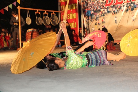 Hay là màn hát xướng, biểu diễn của các em học sinh THPT Tương Dương trong đêm hội Đền Vạn.