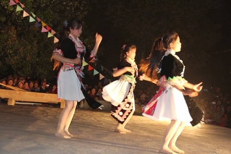 Một màn múa của con gái Mông.