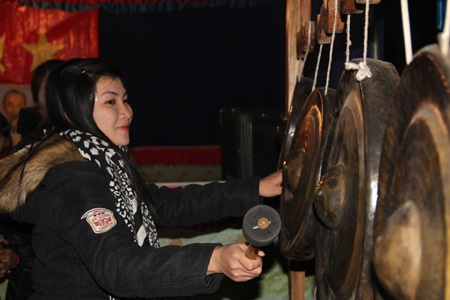 Pu Nhạ Thầu tưng bừng vào hội - 12 Những cô thôn nữ đánh chiêng đêm hội...