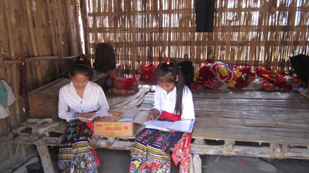 Các em học sinh Trường THCS xã Hữu Khuông mơ ước sẽ có điện thắp sáng để học bài.