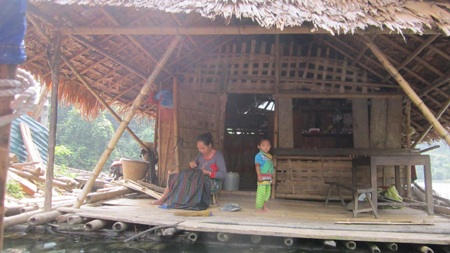 Hi sinh đất để làm thủy điện nhưng người dân xã Hưu Khuông phải thắp đèn dầu để sinh hoạt.