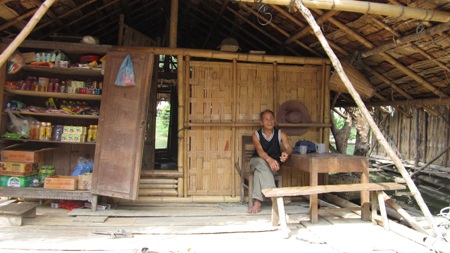 Người dân Hữu Khuông vẫn chưa có điện để dùng.