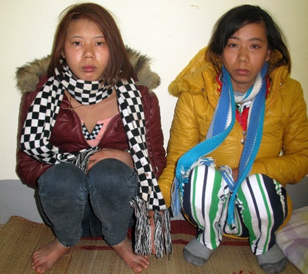 Hai đối tượng cộm cán Nguyễn Thị Nguyệt và Nguyễn Thị Thơ tại cơ quan điều tra.