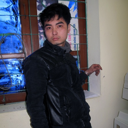 Hai đối tượng cộm cán Nguyễn Thị Nguyệt và Nguyễn Thị Thơ tại cơ quan điều tra.