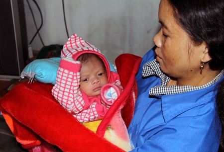 Chị Liên ký nhận tiền do PV Dân trí trao.