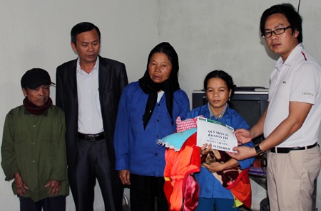 PV Dân trí trao 54.910.000 đồng tới mẹ con chị Liên.