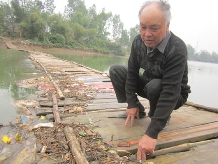 Mỗi lần qua cầu là đánh cược mạng sống! - 6 Ông Nguyễn Văn Cờn mong một ngày nào đó cầu phao sẽ được khai tử.