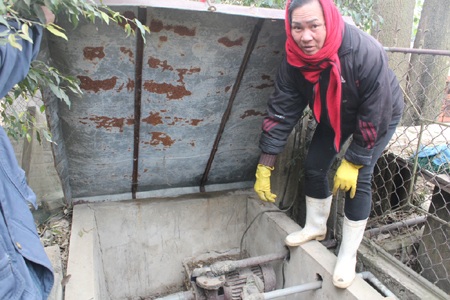 Mương nước đổ ra bay mùi hôi th