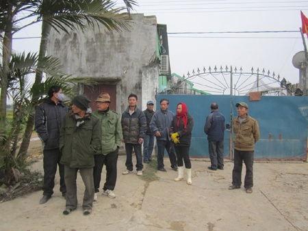 Người dân bức xúc tập trung trước cửa xưởng chứa da trâu bò nói trên.