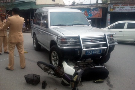 Hiện trường chiếc xe biển xanh nuốt xe máy khiến người đàn ông gần 60 tuổi gãy chân.