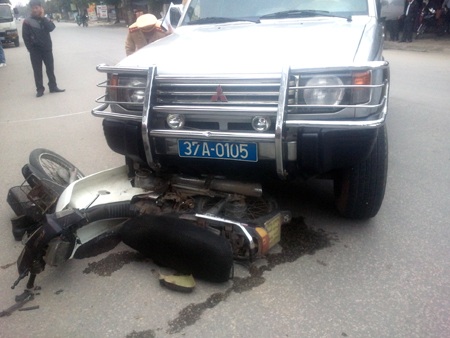 Xe biển xanh gần nuốt chửng xe máy.