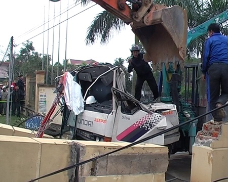 Cổng trung tâm Văn hóa huyện bị húc đổ.