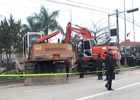 Cơ quan chức năng điều động một số xe cẩu khác để giải cứu chiếc xe bị mắc kẹt.