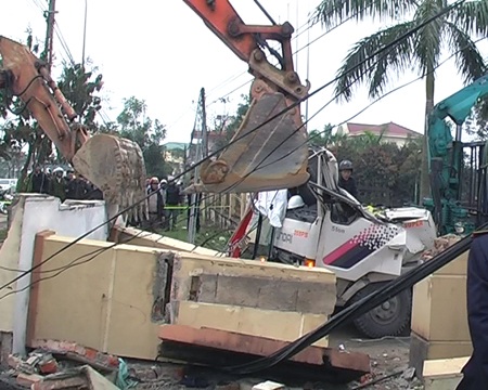 Gãy nát và đè lên cabin xe cẩu.