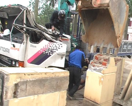 Chiếc xe mắc kẹt trong đống đổ nát của cổng Trung tâm văn hóa.