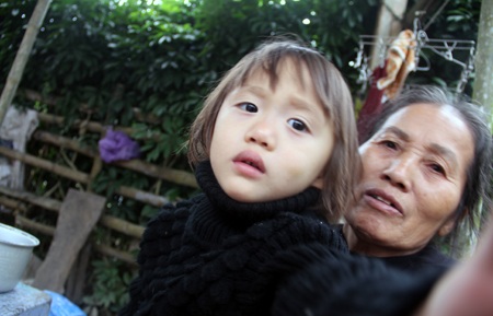 Bé Mận cùng với bà nội trong ngày gặp lại - nhìn bé như một sự hồi sinh thật diệu kỳ. 