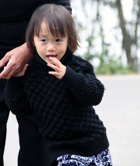 Bé Mận gần 4 năm sau.