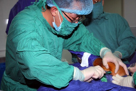 Bác sĩ Hoàng Công Anh tiến hành ca mổ