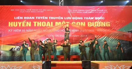 Tiết mục nghệ thuật “Huyền thoại một con đường” do đoàn Đăc Lăk biểu diễn.