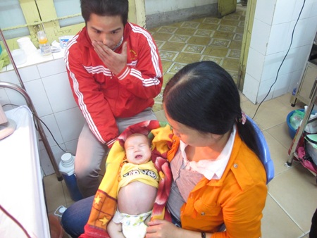 Bé 2 tháng tuổi vật vã với căn bệnh phình bụng - 1 Nhà nghèo nên lúc con lâm bệnh, 2 vợ chồng anh Chuyên và chị Phương chỉ biết ôm con mà khóc.