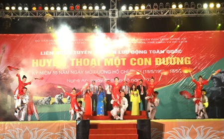 Đoàn Nghệ An biểu diễn tiết mục “Rạng rỡ Việt Nam”.