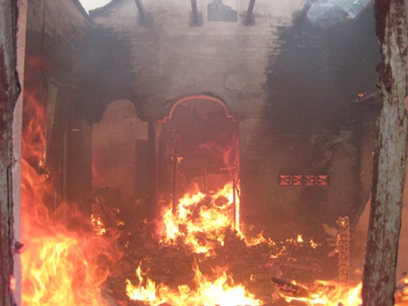 Ngọn lửa bốc cao ngùn ngụt, lan khắp ngôi nhà.