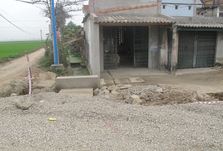 Nhiều hộ gia đình dọc theo quốc lộ 1A dùng dằng cho rằng đền bù không xứng đáng.