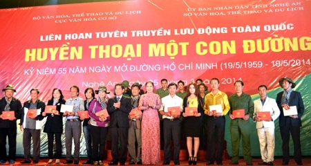 Âm vang đêm nhạc “Huyền thoại một con đường” - 4 Đại diện ban tổ chức trao huy chương vàng cho 13 đoàn xuất sắc.