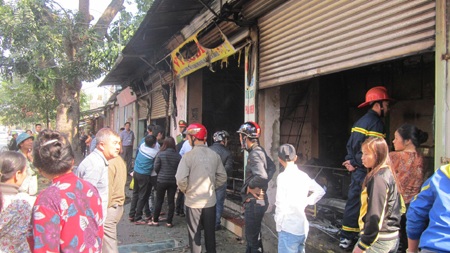 Vụ cháy làm hàng trăm người dân gần đó hoảng loạn.