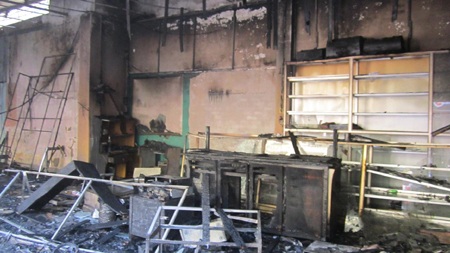 3 ki ốt chỉ trong chốc lát đã bị ngọn lửa thiêu rụi. 