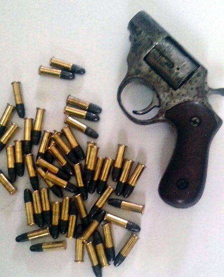 Khẩu súng cùng 48 viên đạn được Sơn sử dụng để uy hiếp kẻ khác bị thu giữ (Ảnh: X.T).