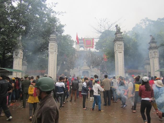 Hàng ngàn người chen chân giới thời mưa rét dự ngày khai hội đền Cuông.
