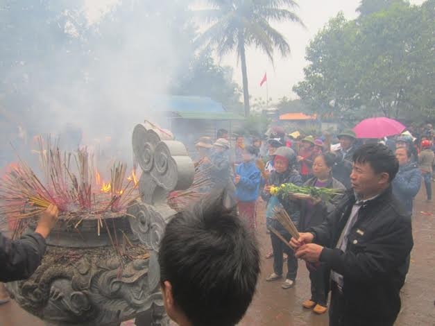 Các vận động viên nữ tham gia thi đấu bóng chuyền dưới trời mưa tầm tã.