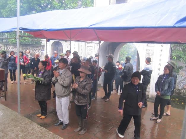 Các vận động viên nữ tham gia thi đấu bóng chuyền dưới trời mưa tầm tã.