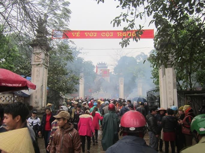 Hàng ngàn người chen chân giới thời mưa rét dự ngày khai hội đền Cuông.