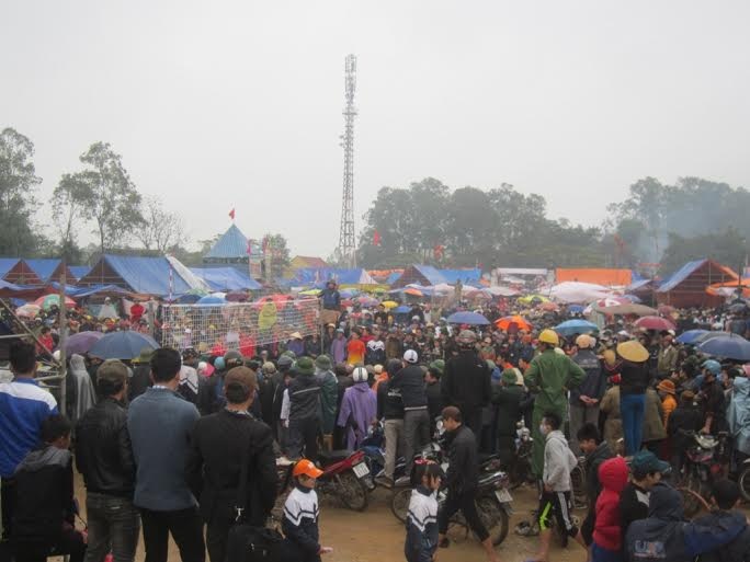 Các vận động viên nữ tham gia thi đấu bóng chuyền dưới trời mưa tầm tã.