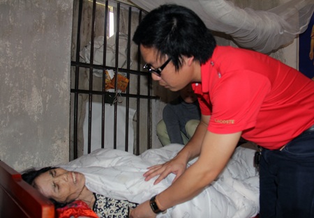 PV Dân trí thăm hỏi động viên bà Kim. 