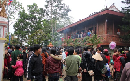 Khu vực ngôi đền Chín Gian đã chật kín người đến cầu may mắn....