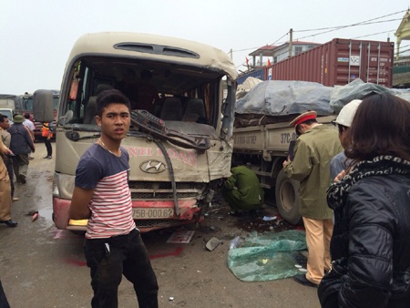 Chiếc xe khách bị biến dạng...