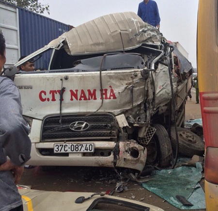 Xe tải cũng nát bét đầu...